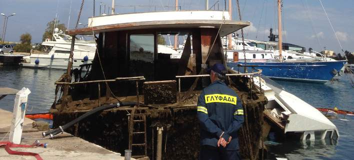 Εντυπωσιακές εικόνες στη Γλυφάδα από την ανέλκυση βυθισμένου σκάφους