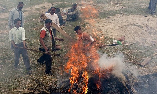 Περισσότεροι από 5.000 οι νεκροί στο Νεπάλ - Μαζική καύση των πτωμάτων υπό τον φόβο επιδημιών - Xειρουργεία στους δρόμους