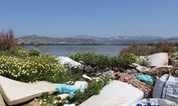 Οικολογικό έγκλημα στη Νάξο: Δήμος και πολίτες μετέτρεψαν σε χωματερή τον μεγαλύτερο υδροβιότοπο του Νοτίου Αιγαίου