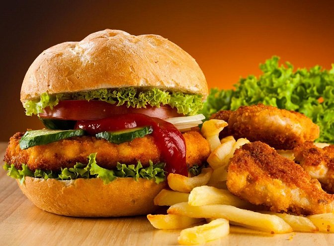 Υπέρταση & junk food: Τι προξενούμε στον οργανισμό μας ακόμα και με μικρή κατανάλωση πρόχειρου φαγητού