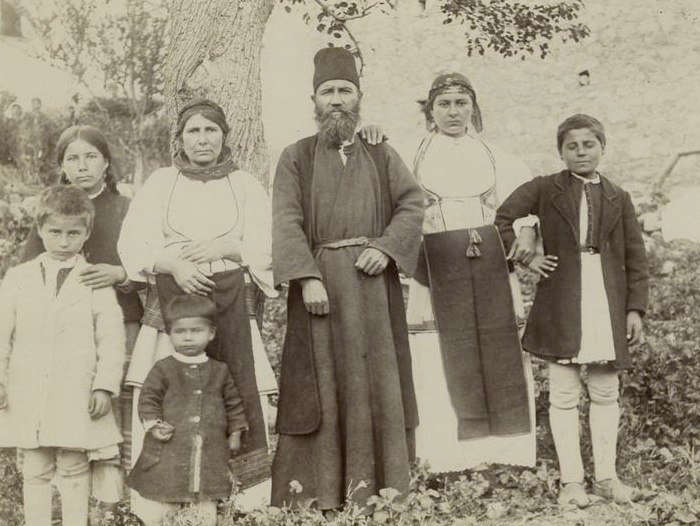 1889 - Οικογένεια Έλληνα παπά Πηγή: New York Public Library Digital  