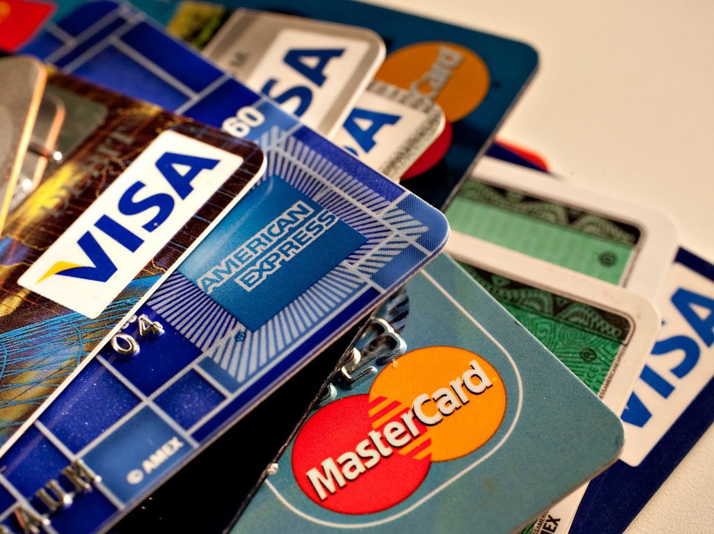 Υποχρεωτική η χρήση πιστωτικών καρτών για αγορές άνω των 300 ευρώ