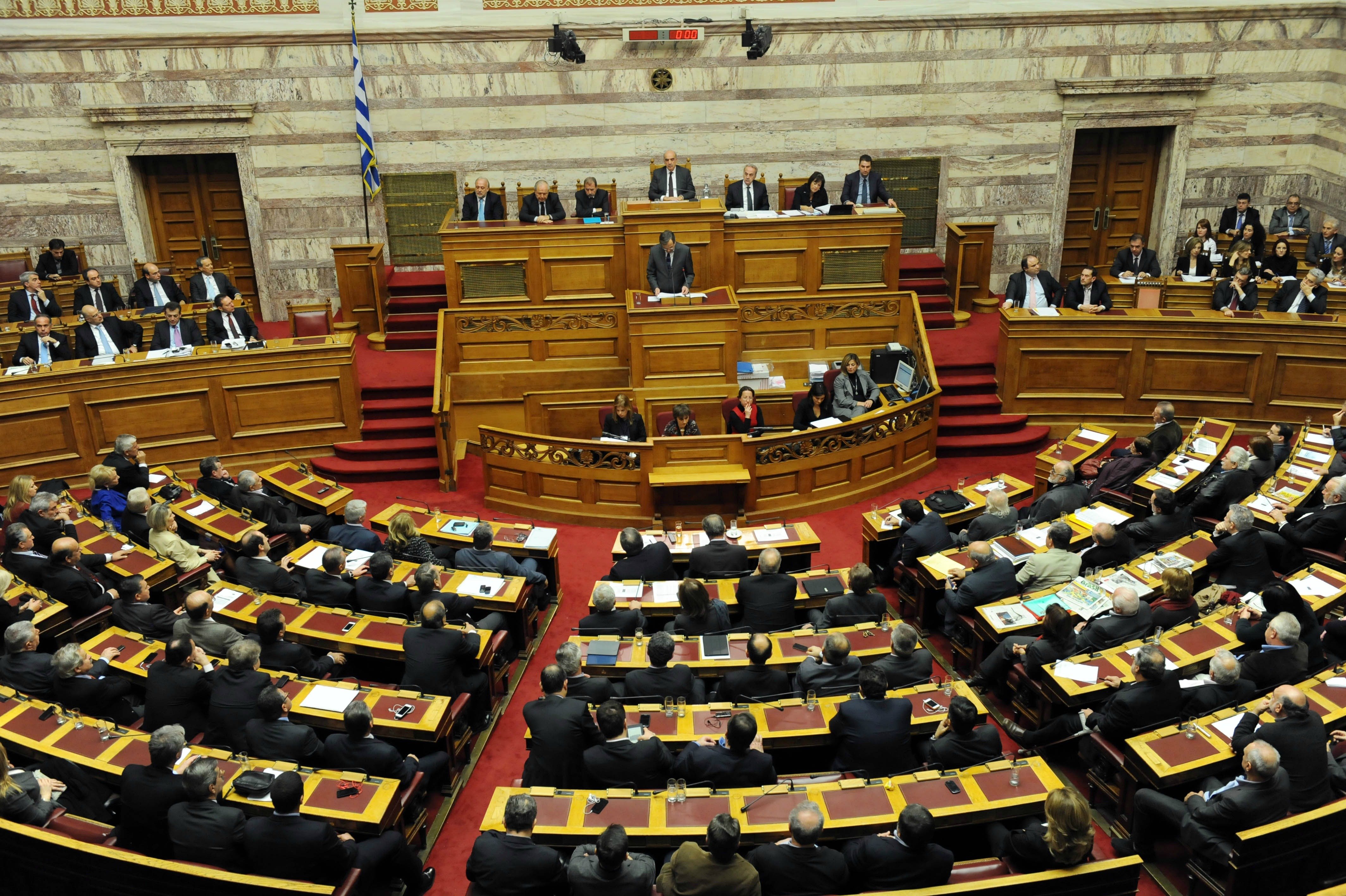 28 βουλευτές ΣΥΡΙΖΑ ζητούν να επιτρέπεται η κουκούλα