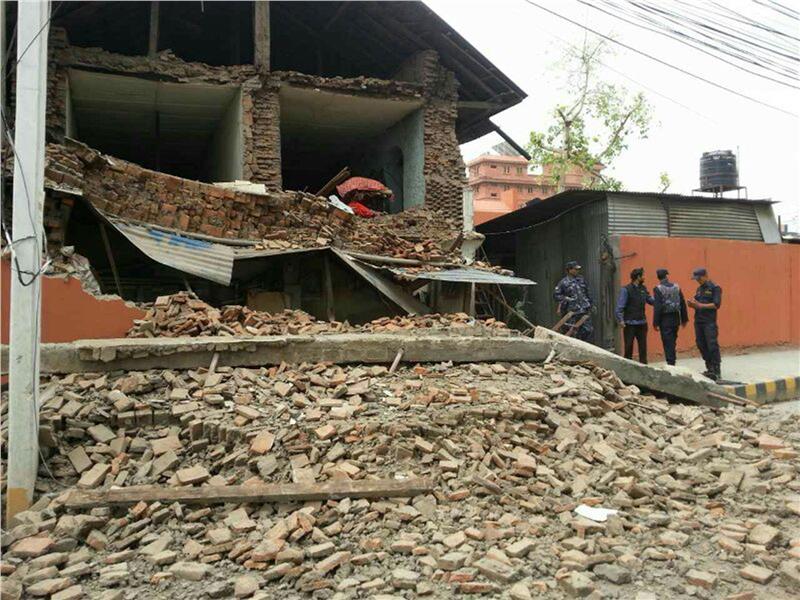 «Βιβλική καταστροφή» στο Νεπάλ - Τουλάχιστον 2 νεκροί μετά από σεισμό 7,9 Ρίχτερ (φωτο)