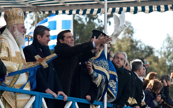 Τα τρία «θαύματα» που μέσα σε μια μέρα συγκλόνισαν την Ελλάδα - Ένα «ρεπορτάζ» αλλιώτικο απ' τ' άλλα