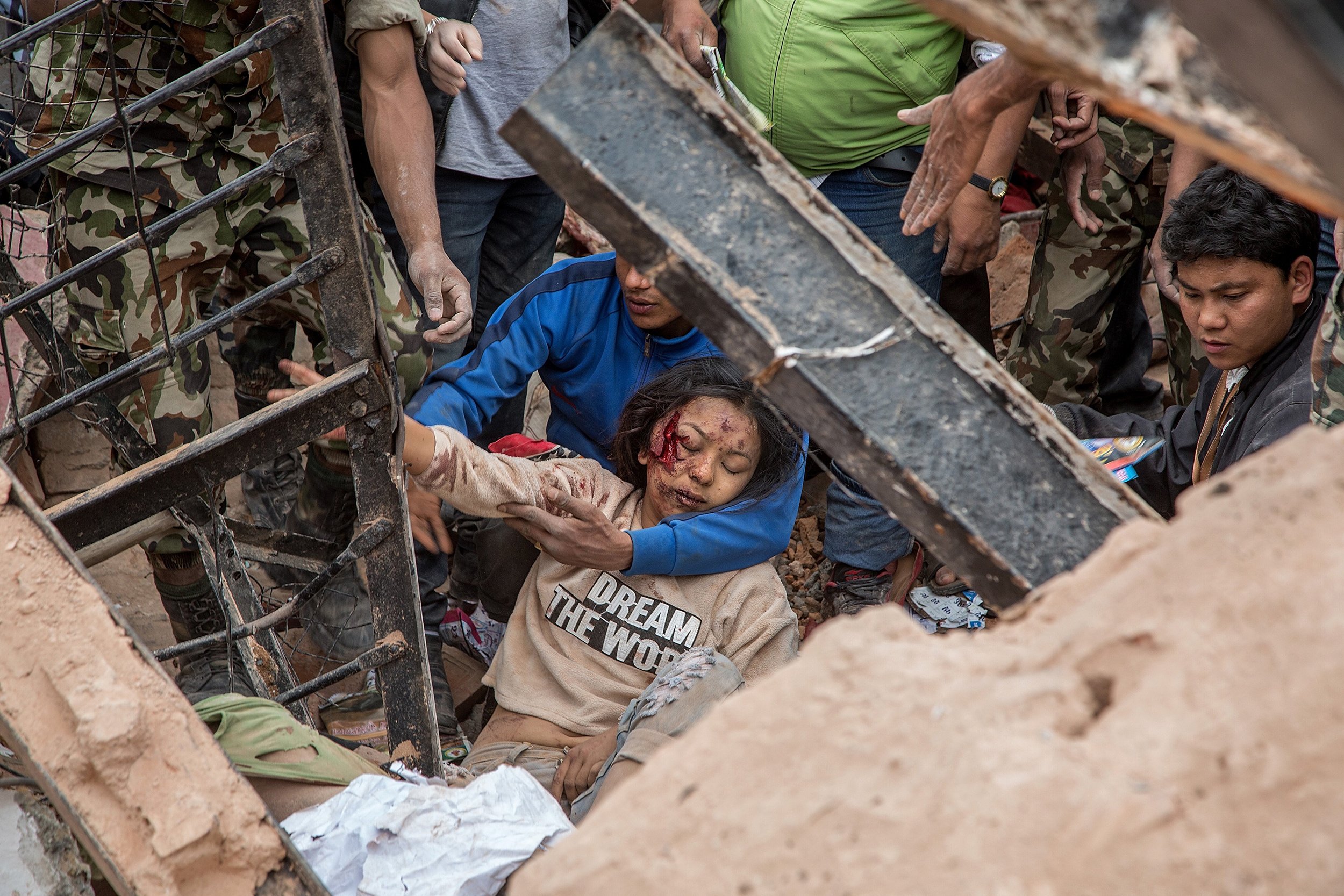 Παγκόσμια έκκληση για βοήθεια απευθύνει το Νεπάλ - Τουλάχιστον 1.500 οι νεκροί - Ο μεγαλύτερος σεισμός στο Έβερεστ από το 1934