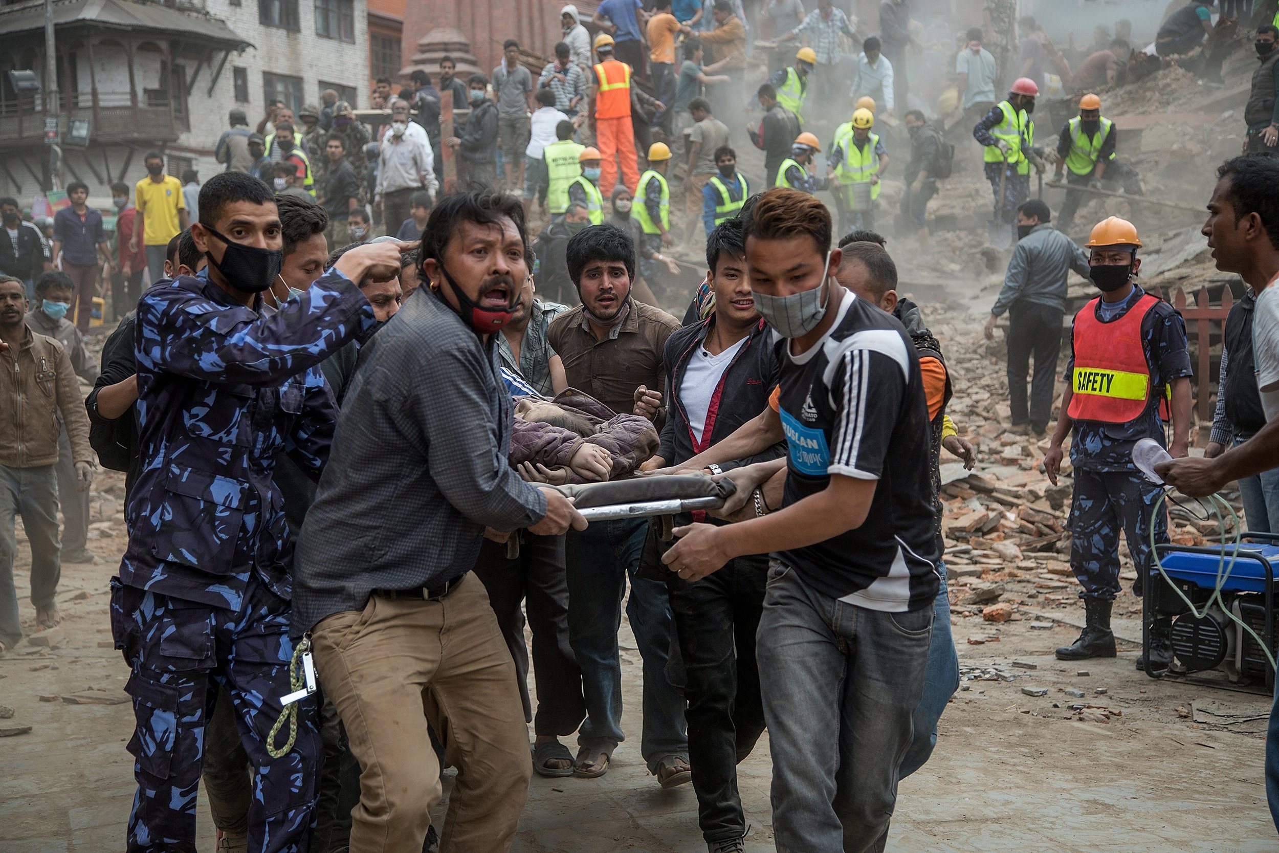 Θρήνος στο Νεπάλ: Ξεπερνούν τους 2.000 οι νεκροί από τον σεισμό