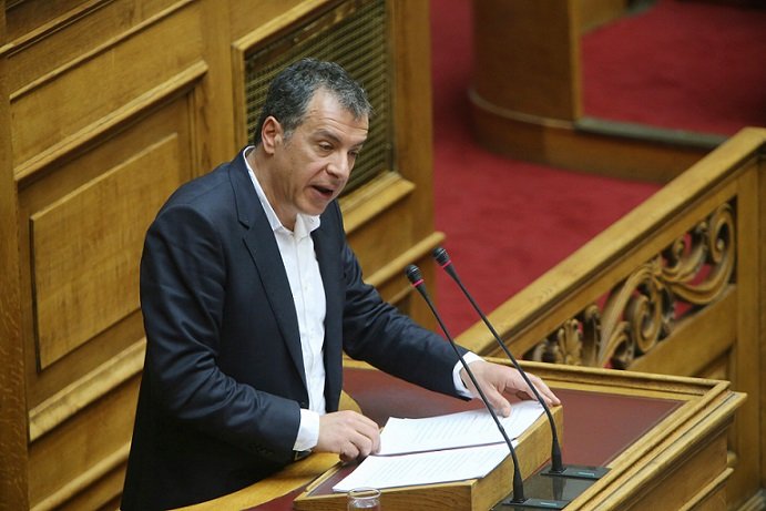 Θεοδωράκης: Η κυβέρνηση αποφάσισε να δώσει 200 εκατ. για την ανθρωπιστική κρίση, αλλά και 500 εκατ. εν κρυπτώ για όπλα