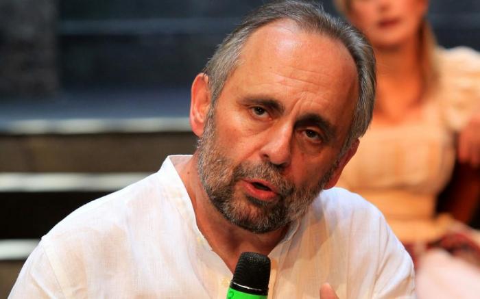 «Φαρσοκωμωδία» ανεβάζει τώρα ο Χατζάκης: Κάνει λόγο για αγωγές και... σύλληψη του υπουργού Πολιτισμού