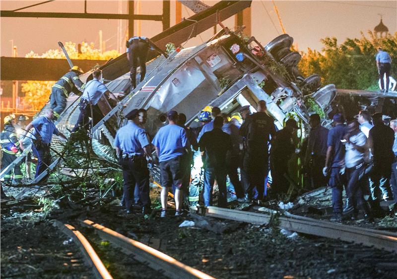 Εκτροχιασμός τρένου στις ΗΠΑ: Έξι νεκροί & τουλάχιστον 50 τραυματίες – Εικόνες χάους από το σημείο