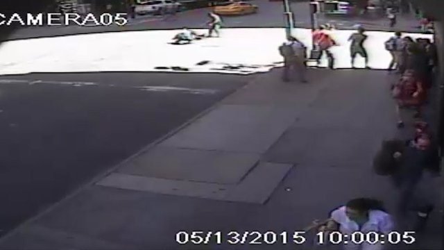 Αστυνομικός πυροβολεί τον άντρα με το σφυρί που τρομοκρατούσε τη Νέα Υόρκη (βίντεο)