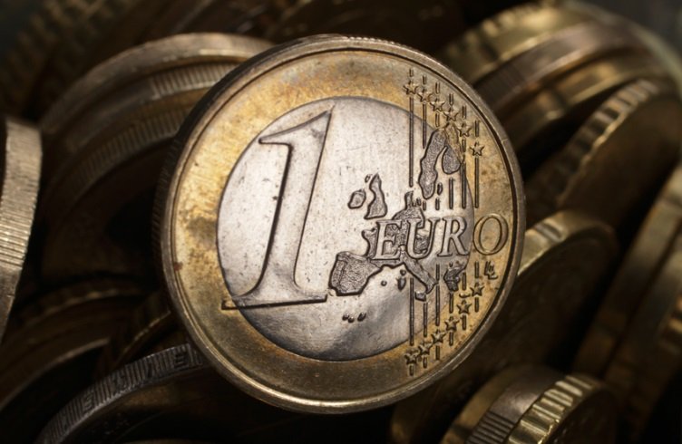 Απότομη «βουτιά» έκανε το ευρώ