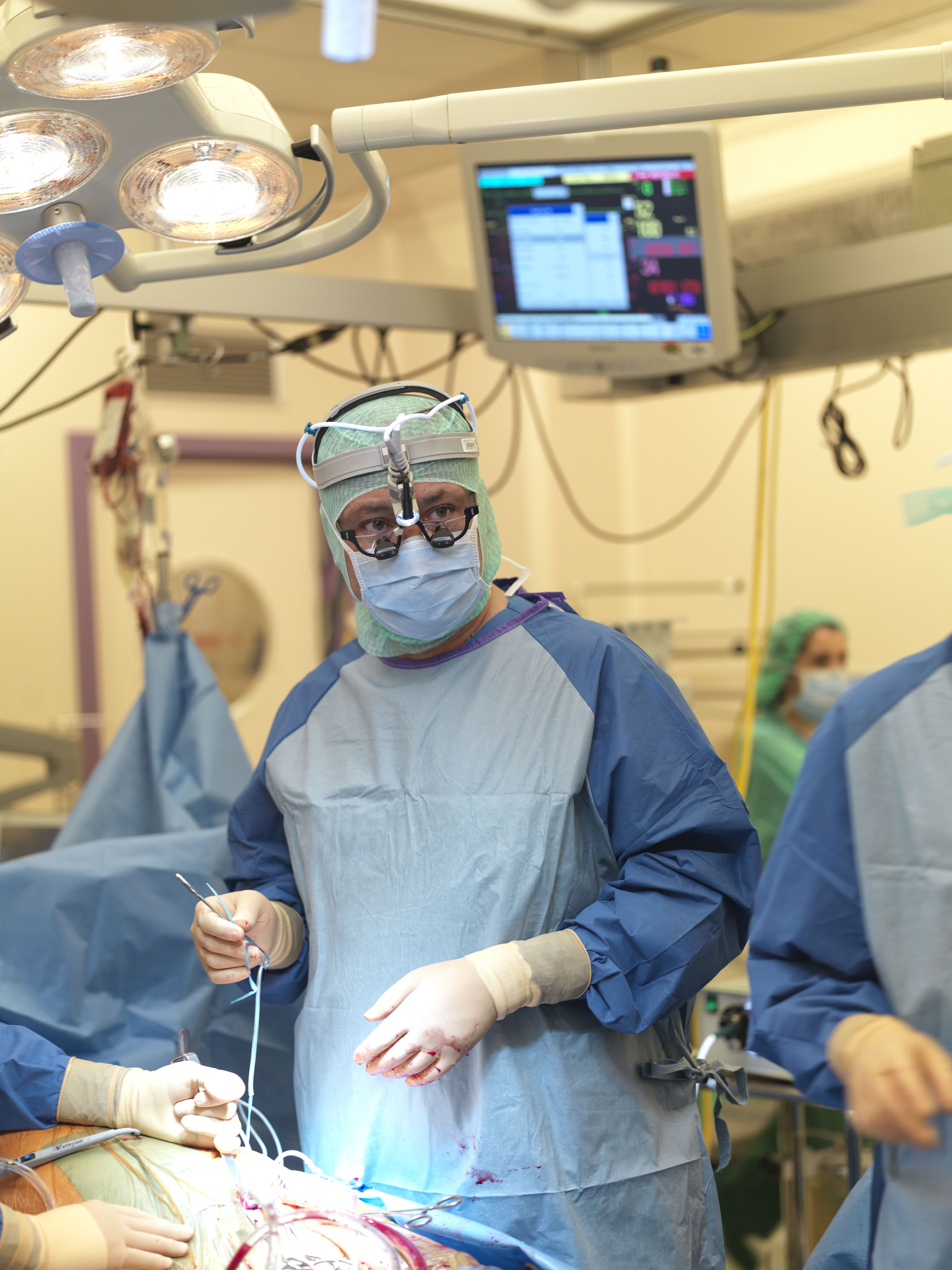 Ο διάσημος καρδιοχειρουργός Αυξέντιος Καλανγκός χειρουργεί άπορα παιδιά και στην Ελλάδα