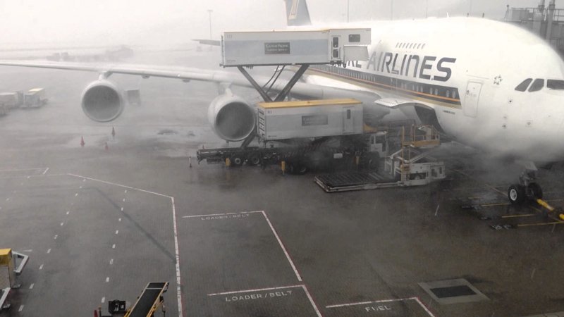 Τρόμος στα 39.000 πόδια: Αεροσκάφος της Singapore με σβηστές και τις δυο μηχανές του μέσα σε καταιγίδα