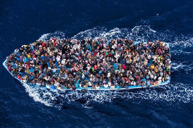 Μετεγκατάσταση χιλιάδων μεταναστών από Ελλάδα & Ιταλία σε άλλες χώρες της ΕΕ σχεδιάζει η Κομισιόν