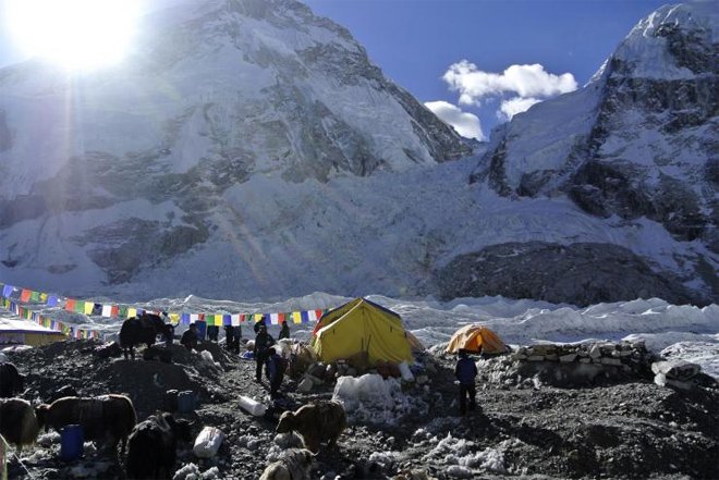 Εντοπίστηκαν τα πτώματα 100 πεζοπόρων που καταπλακώθηκαν από χιονοστιβάδα μετά το σεισμό στο Νεπάλ