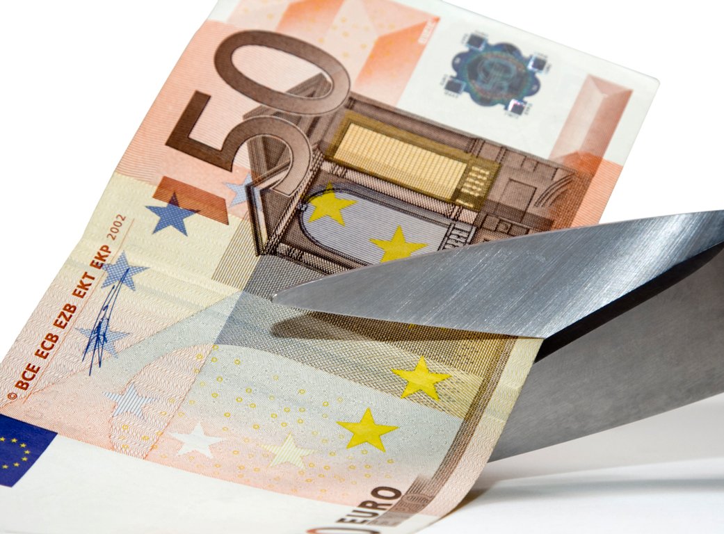 Οι δανειστές απαιτούν μισθό 700 ευρώ στο δημόσιο και ΦΠΑ στο 20%