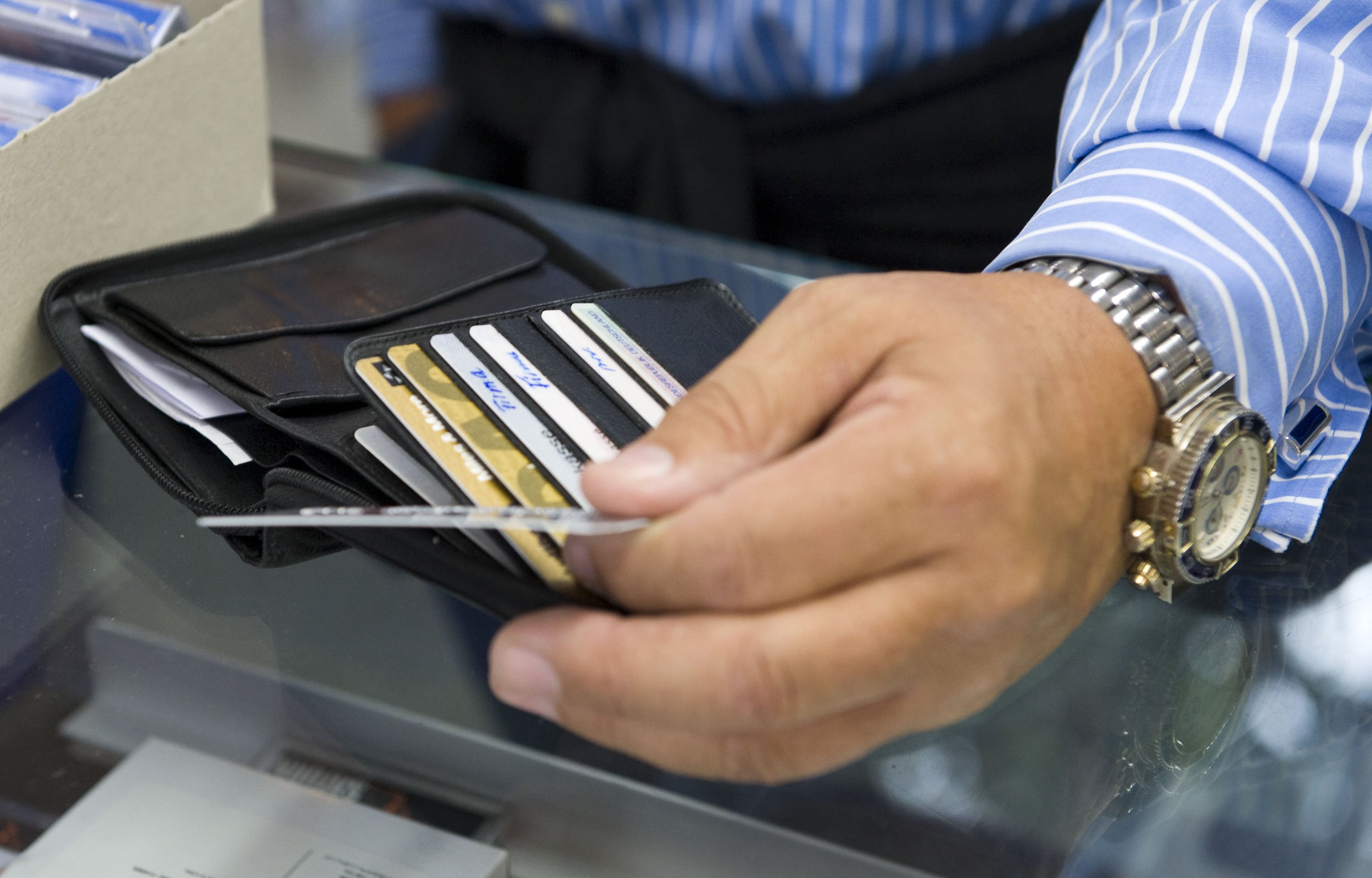 Πόσες πιστωτικές και χρεωστικές κάρτες κυκλοφορούν στην Ελλάδα;