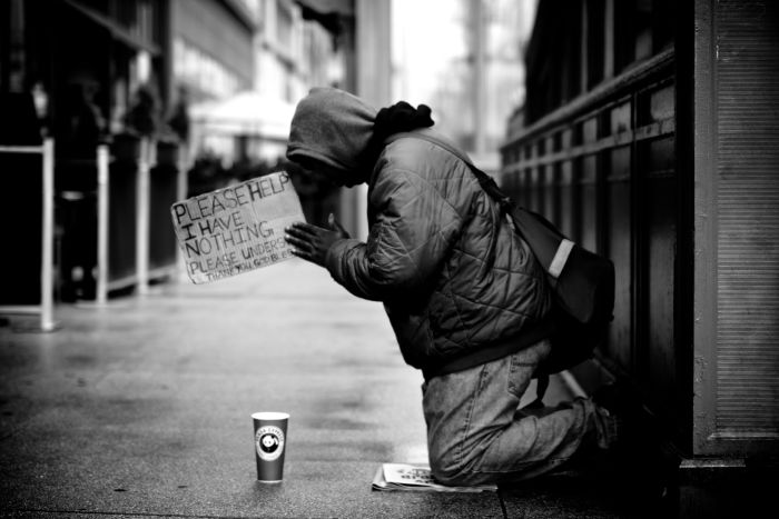Βρετανία: Πρόστιμα σε άστεγους & επαίτες που… επιμένουν να κοιμούνται στο δρόμο…
