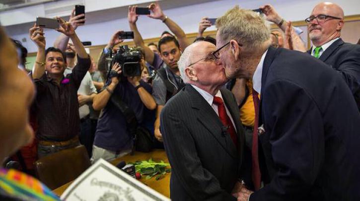 Αυτός 85 και ο άλλος... αυτός 82 - Ο πρώτος γάμος ομοφυλοφίλων στο Τέξας
