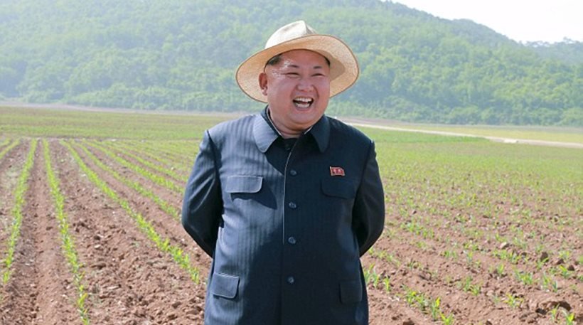 Χαμογελαστός ο Κιμ Γιονγκ Ουν, φωτογραφίζεται στους αγρούς (φωτό)