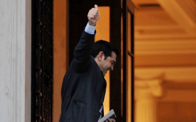 Η αισιόδοξη χειρονομία του Αλέξη Τσίπρα κατά την είσοδό του στο Μαξίμου (φωτό)