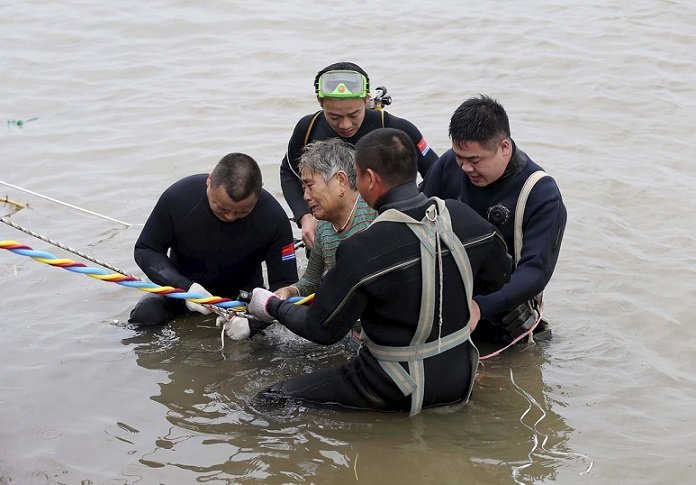 Κίνα: Συνεχίζονται οι έρευνες στο ναυάγιο του Γιανγκτσέ – Περισσότεροι από 400 οι αγνοούμενοι