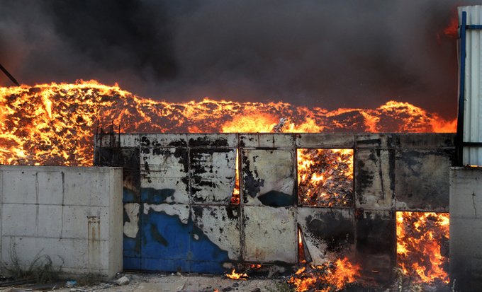 «Εμπρησμός η πυρκαγιά στο εργοστάσιο ανακύκλωσης του Ασπροπύργου» αποφαίνεται η Πυροσβεστική