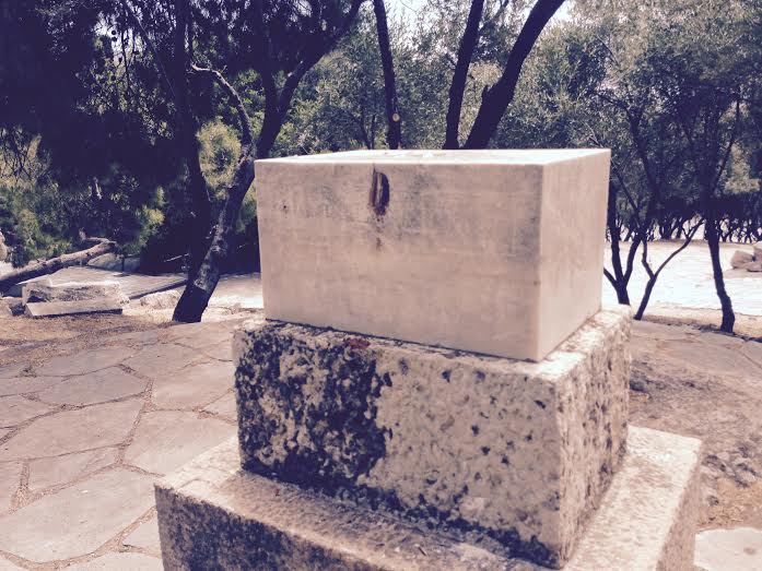 Βανδαλισμός σε μαρμάρινη τιμητική στήλη στον χώρο της Ακρόπολης