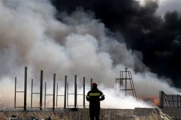 Ευρεία σύσκεψη στο ΥΠΑΠΕΝ για την πυρκαγιά στο εργοστάσιο ανακύκλωσης – Διετάχθη κατεπείγουσα έρευνα