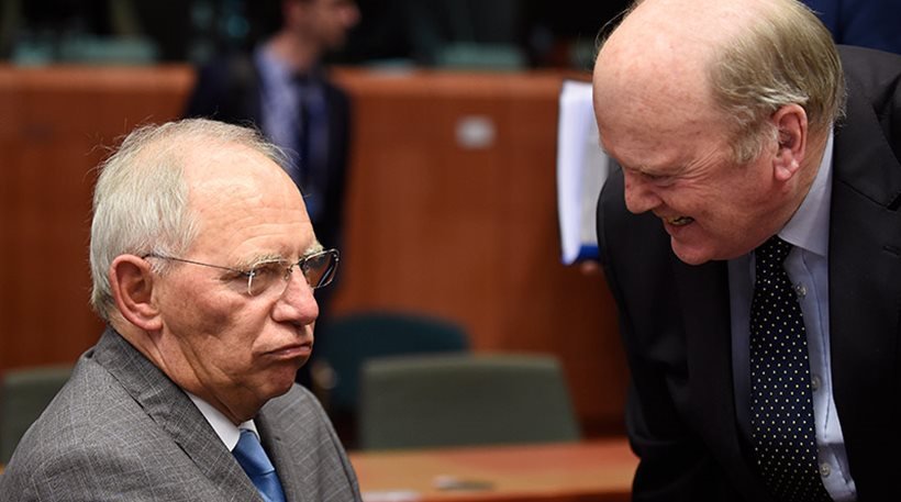 FT: Σόιμπλε & Νούναν ζήτησαν capital controls για την Ελλάδα