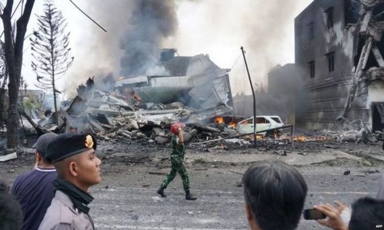 Ινδονησία: Πτώση στρατιωτικού αεροσκάφους σε κατοικημένη περιοχή - Δεκάδες οι νεκροί