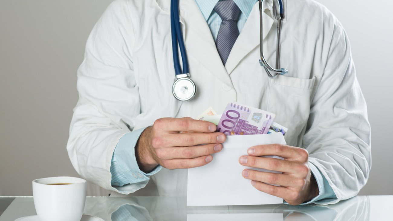 «Από... μικρός στα κόλπα ειδικευόμενος γιατρός - Συνελήφθη να παίρνει φακελάκι 300 ευρώ»