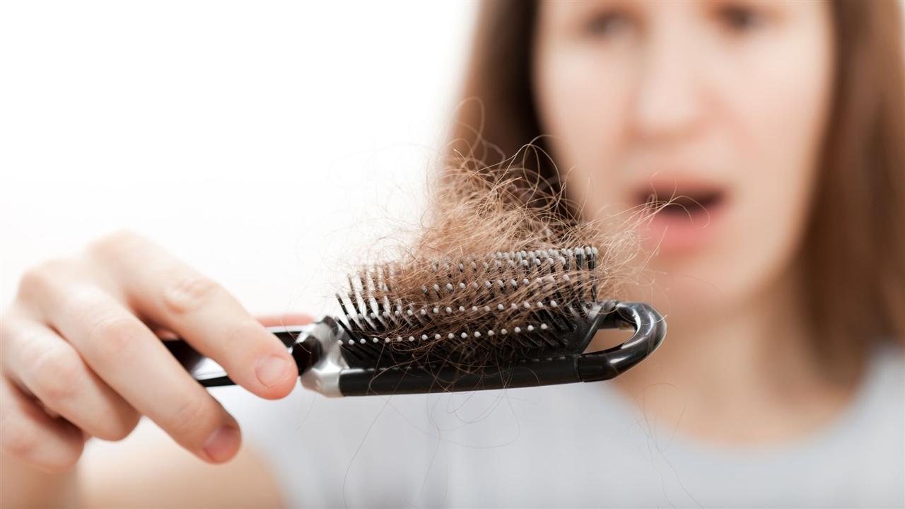Πέφτουν τα μαλλιά σου; Αντιμετώπισε τη τριχόπτωση αποτελεσματικά