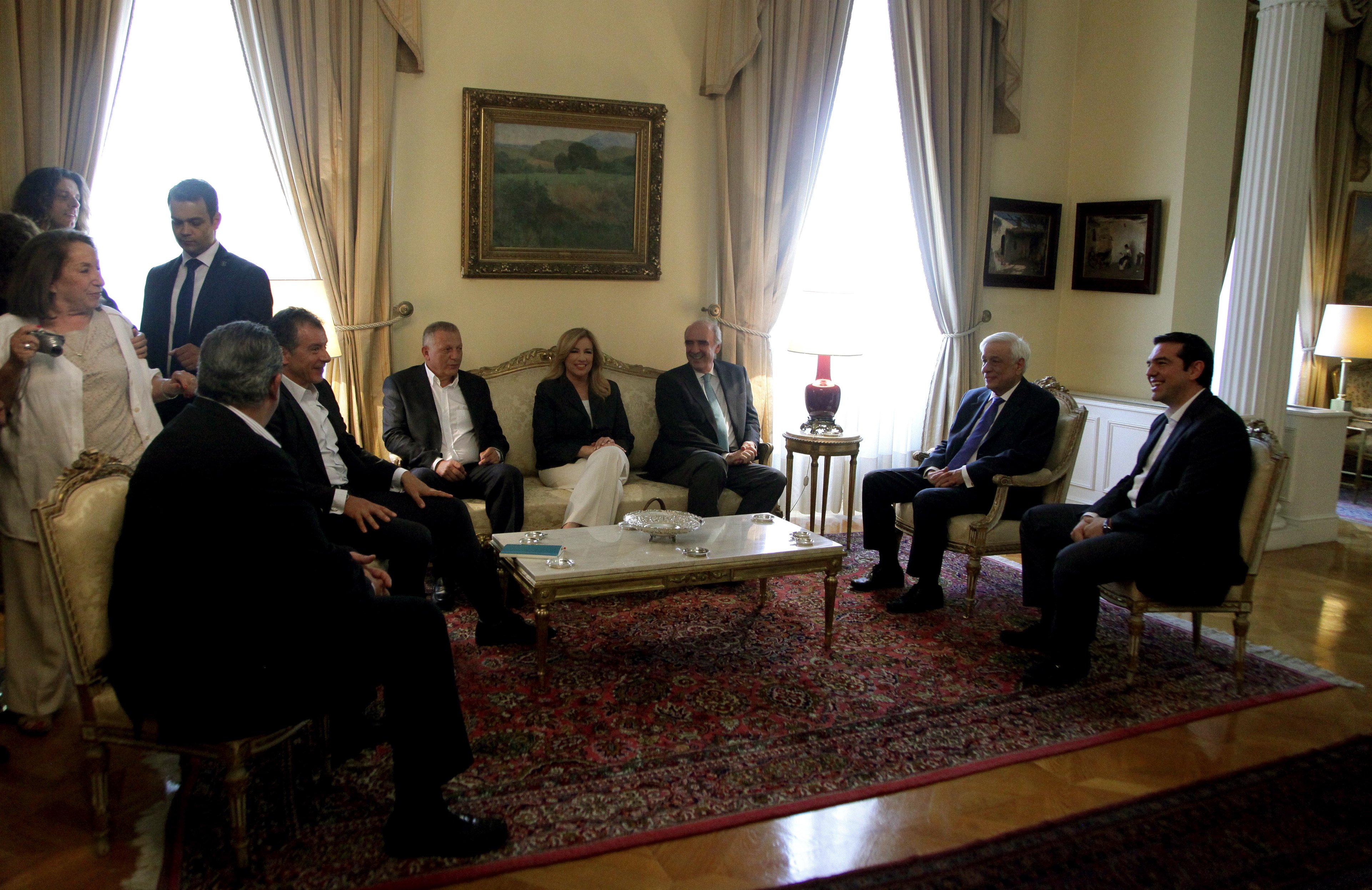 Τους έστησε για 10 λεπτά ο Τσίπρας - «Μίνι» συμβούλιο πολιτικών αρχηγών στο Προεδρικό