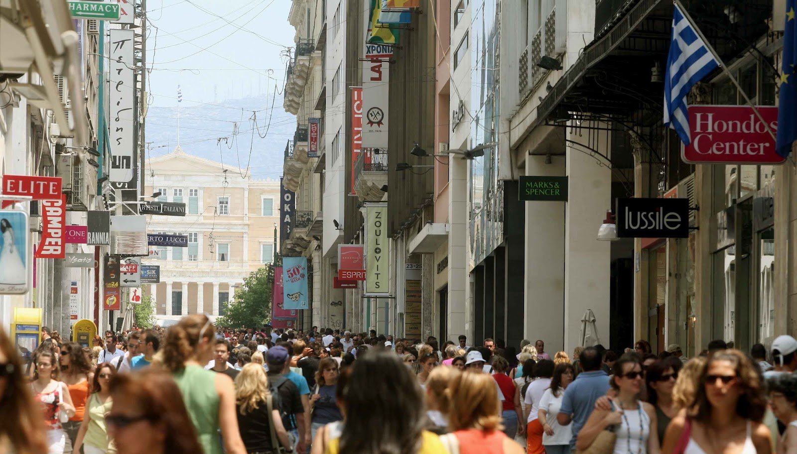 Αυξημένη η κίνηση στο εμπορικό κέντρο της Αθήνας αλλά με... 70% μείωση τζίρου