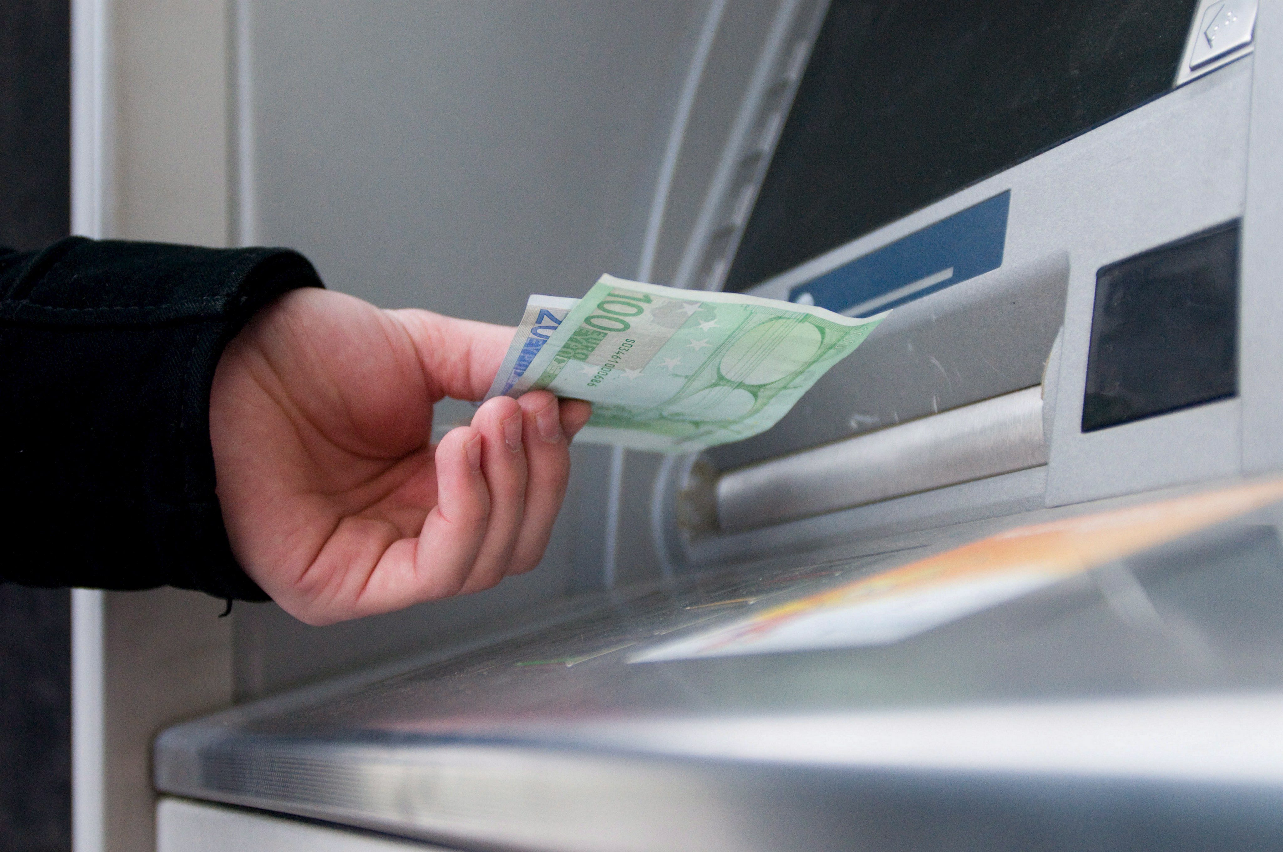 «Αγώνας δρόμου» για τα 300 ευρώ από τις τράπεζες μέχρι την Παρασκευή