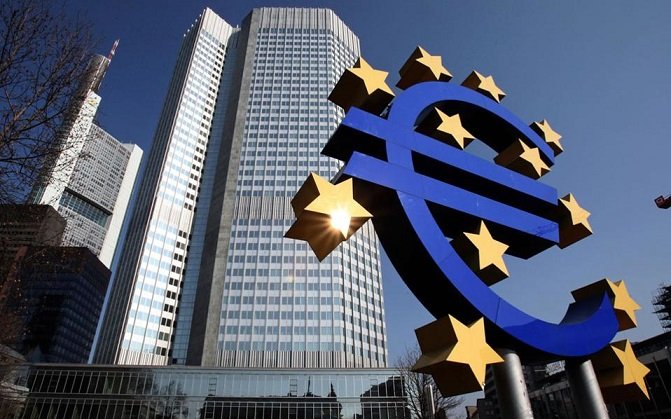 Reuters: Τη Δευτέρα αναμένεται να συνεδριάσει η ΕΚΤ για τη ρευστότητα των ελληνικών τραπεζών