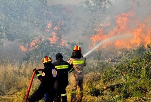 Προληπτική εκκένωση του χωριού Μακρυκάπα λόγω της πυρκαγιάς στην Εύβοια