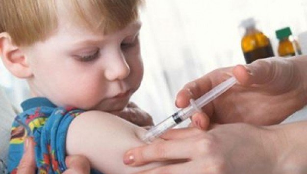 Διχασμένοι οι γονείς και πολλοί επιστήμονες για τα εμβόλια