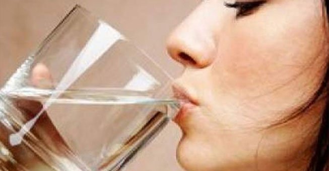 Να γιατί πρέπει να πίνουμε νερό το πρωί με άδειο στομάχι