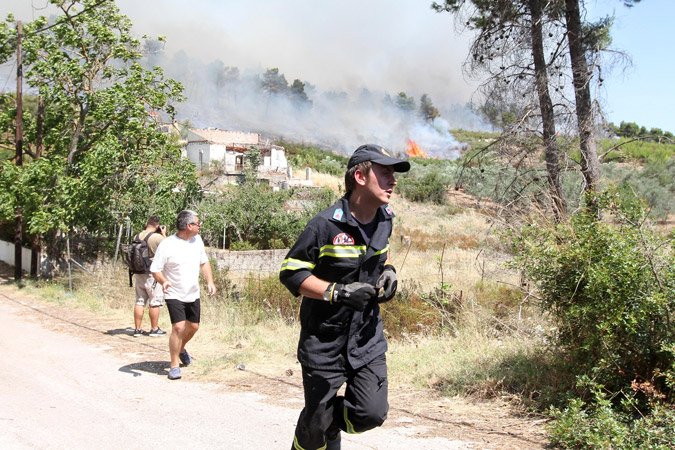 Φωτιά στη Σταμάτα κοντά στη λίμνη Μαραθώνα - Καίγονται πεύκα, κοντά σε σπίτια η πυρκαγιά αλλά ο αέρας τη "σπρώχνει" σε χαράδρα