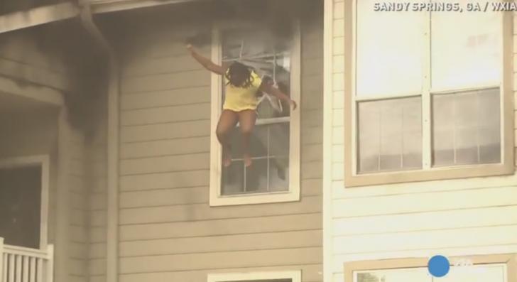 ΗΠΑ: Δύο νεαρά κορίτσια πηδούν από τριώροφο κτίριο για να σωθούν από τις φλόγες (βίντεο)
