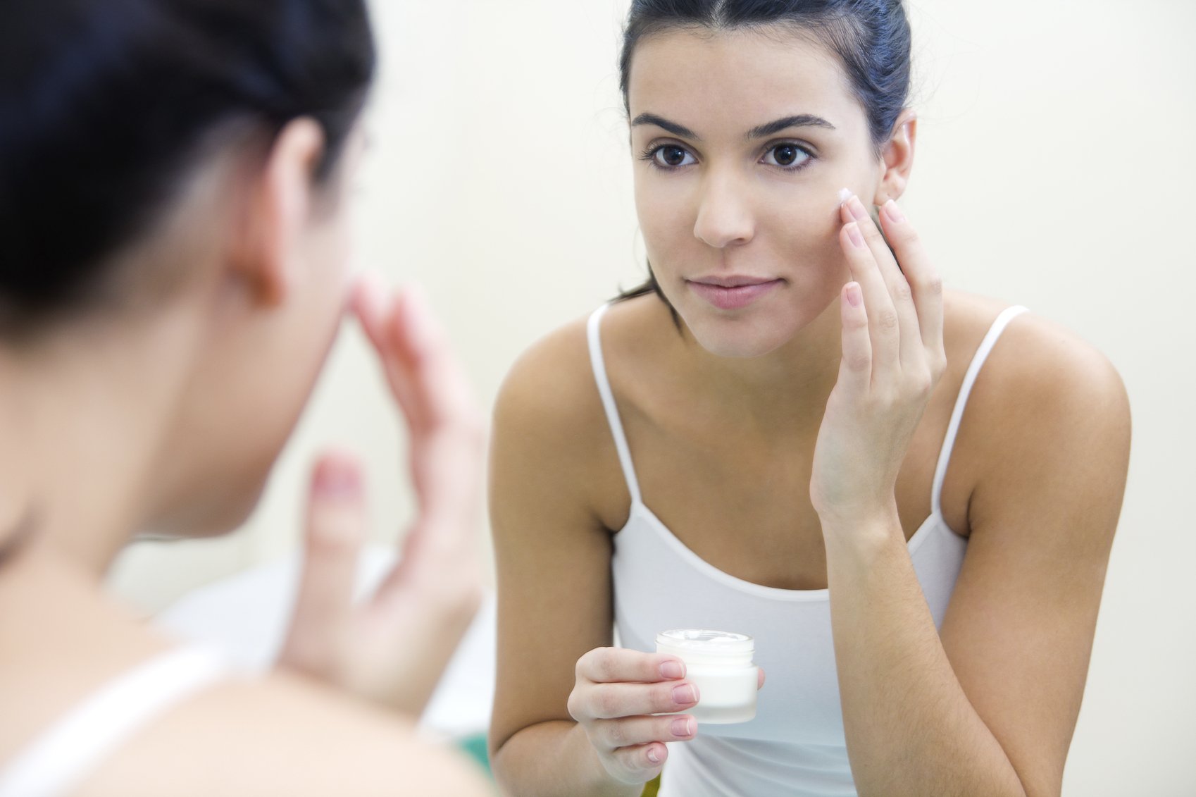 8 συνήθειες που πρέπει να αποφεύγεις για να προστατεύσεις το δέρμα σου