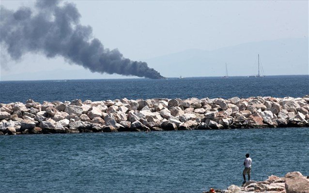 Κατασβέστηκε η φωτιά σε θαλαμηγό στα ανοιχτά του Πειραιά (βίντεο)