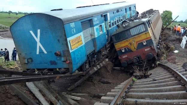 Τραγωδία από εκτροχιασμό δυο τρένων στην Ινδία που επιχείρησαν να περάσουν πάνω από πλημμυρισμένη γέφυρα