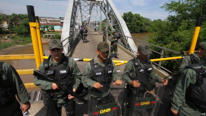 Στρατιωτικός νόμος στη Βενεζουέλα - Τον πόλεμο στους κολομβιανούς εγκληματίες κηρύσσει ο Μαδούρο