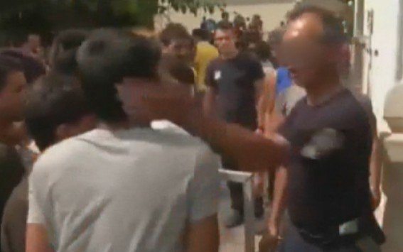 Αστυνομικός στην Κω για το χαστούκι στον μετανάστη: Τον… χάιδεψα – Ντροπή που με έβαλαν σε διαθεσιμότητα (βίντεο)