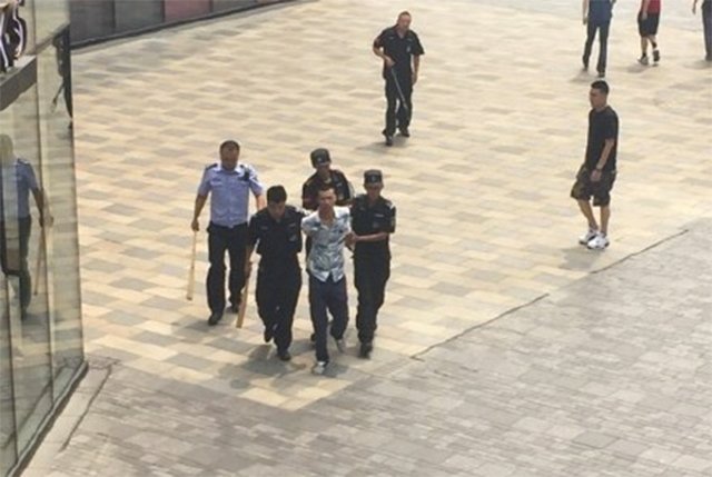 Σοκ: Κινέζος έσφαξε με σπαθί μια γυναίκα και περίμενε να τον συλλάβει η αστυνομία (βίντεο – ΠΡΟΣΟΧΗ, σκληρές εικόνες)