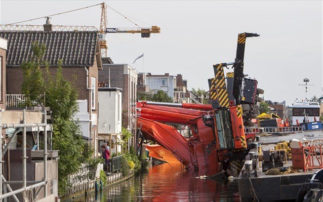 Ολλανδία: Δύο γερανοί που μετέφεραν κομμάτι οδοστρώματος καταπλακώνουν σπίτια! Τουλάχιστον 20 τραυματίες (φωτό & βίντεο)